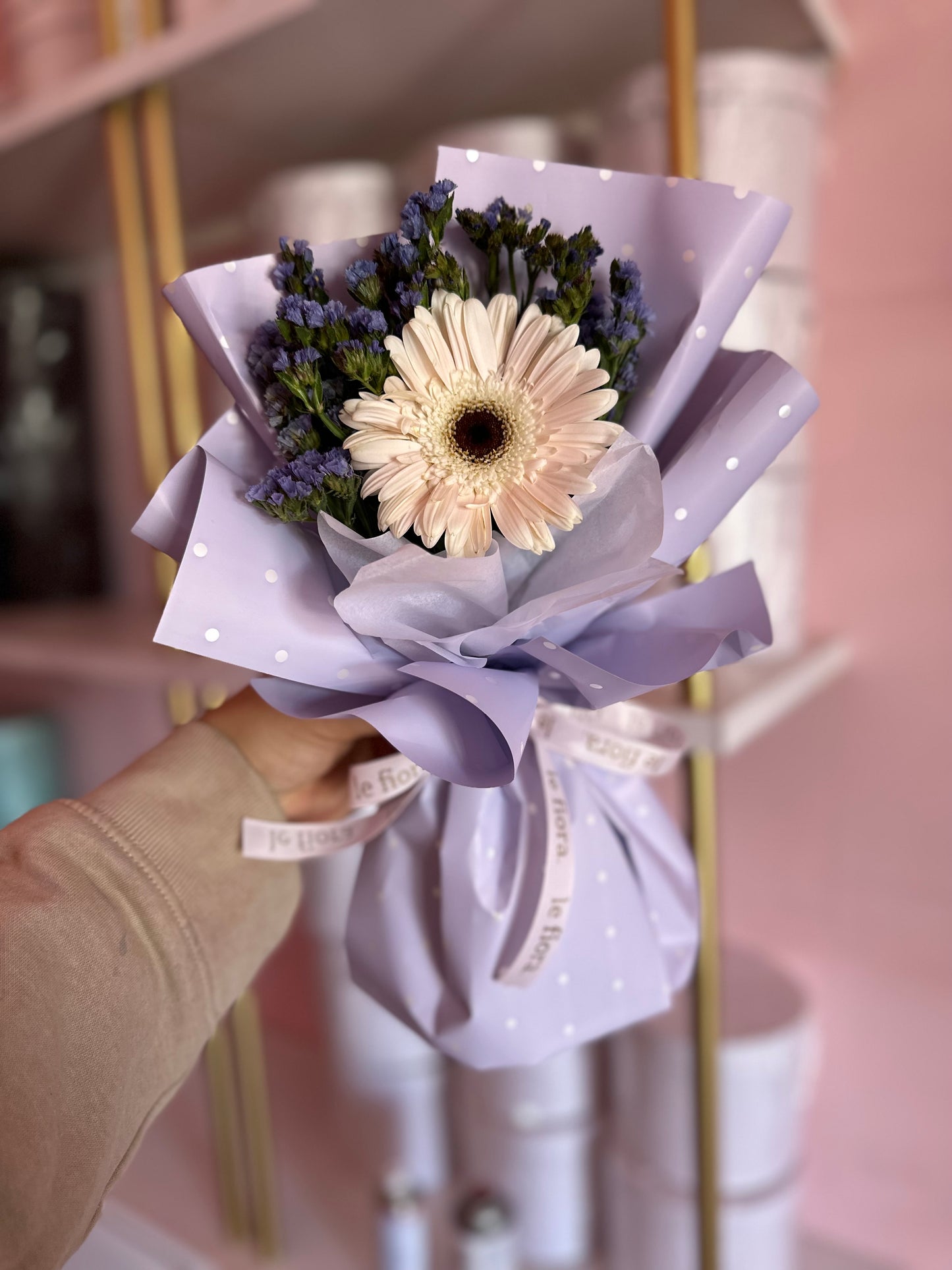 Detalle gerbera y Leticia
