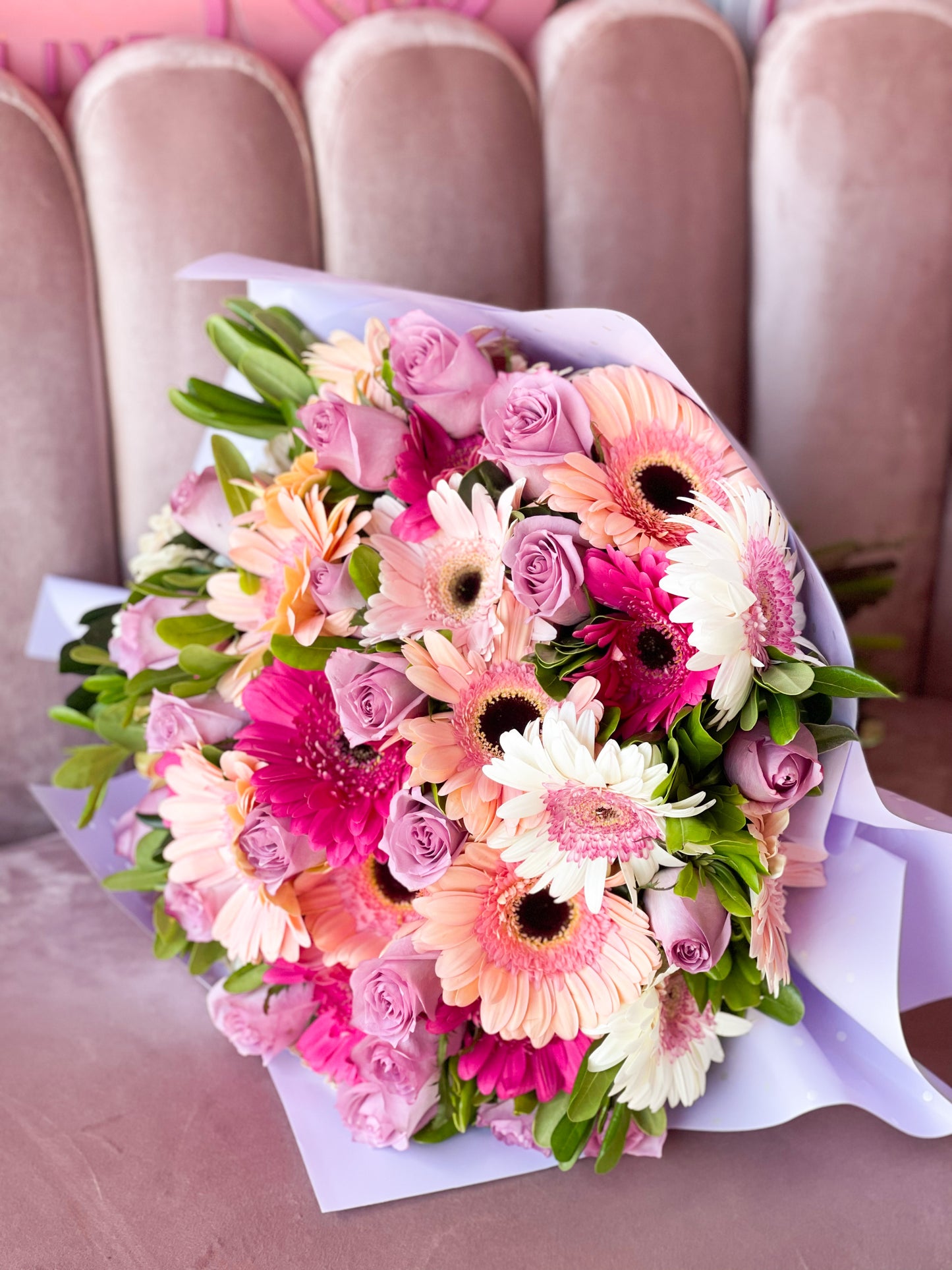 Rosas y gerberas